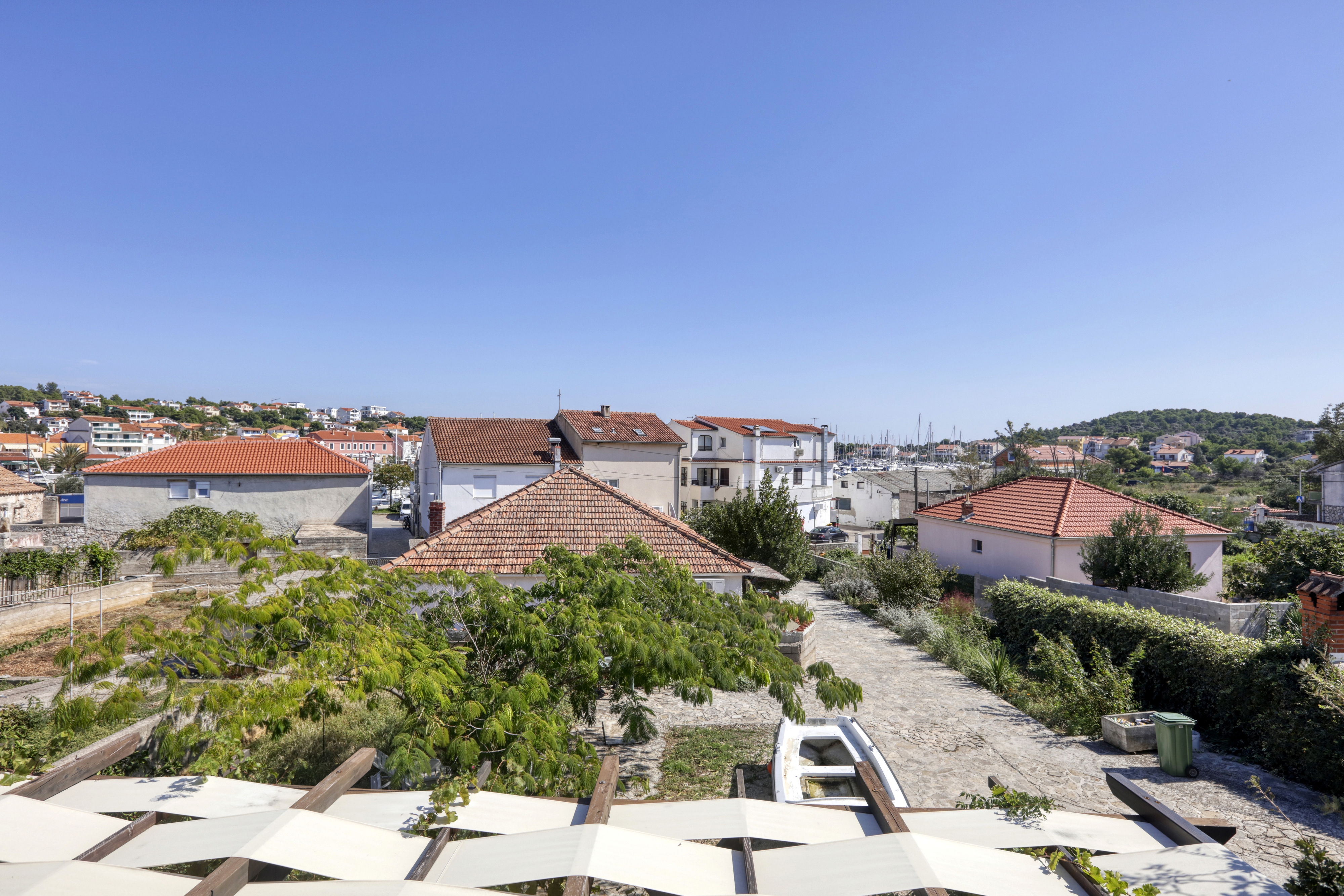 One bedroom apartment with terrace Jezera, Murter  A-b
