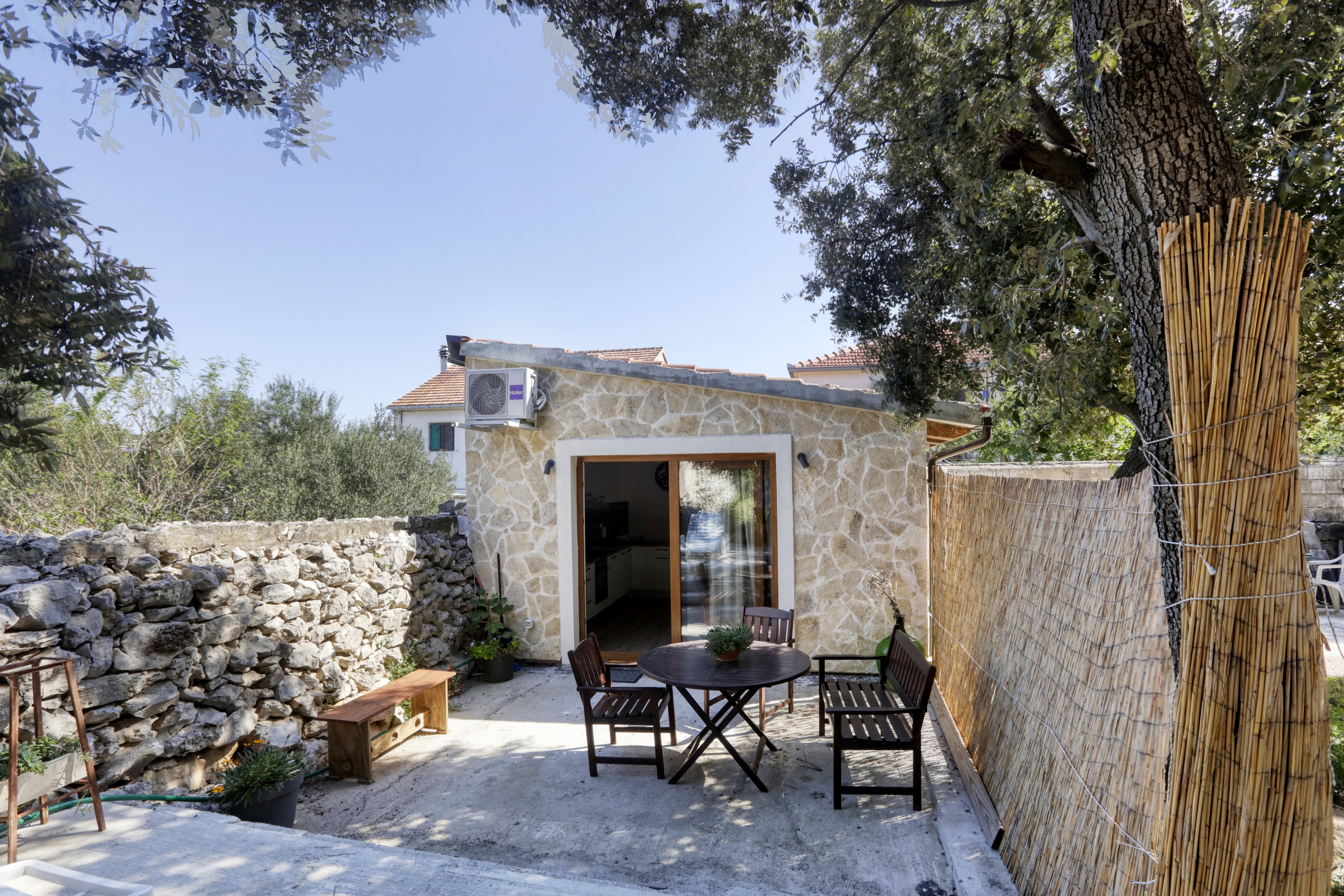One bedroom apartment with terrace Jezera, Murter  A-d