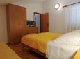 Спальня Rabac, Спальня в размещении типа studio-apartment, Домашние животные допускаются и WiFi.