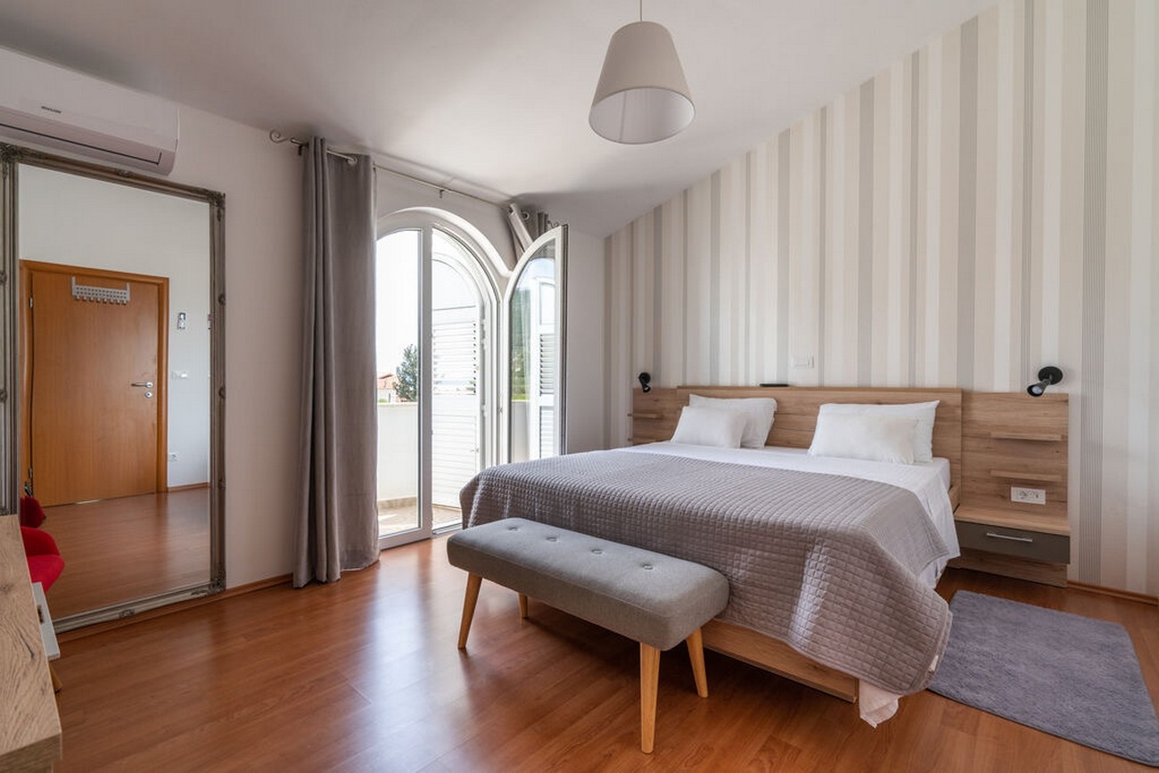 Four bedroom house with terrace and sea view Kaštel Novi, Kaštela  K
