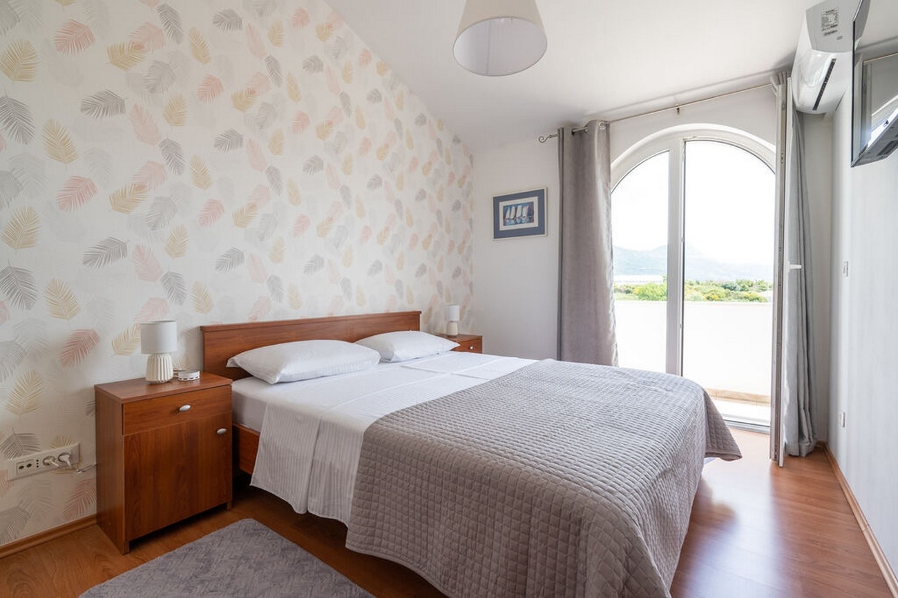 Four bedroom house with terrace and sea view Kaštel Novi, Kaštela  K