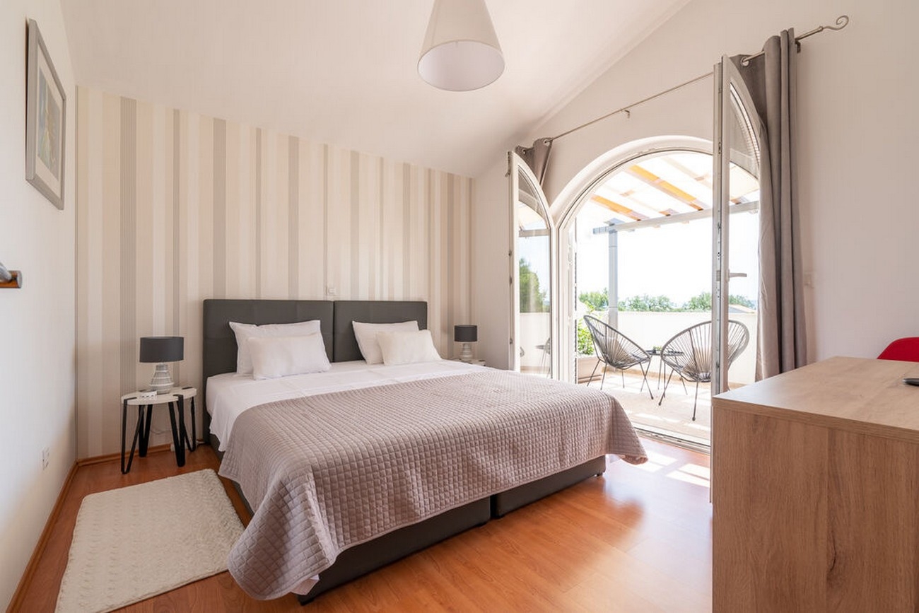 Four bedroom house with terrace and sea view Kaštel Novi, Kaštela  K