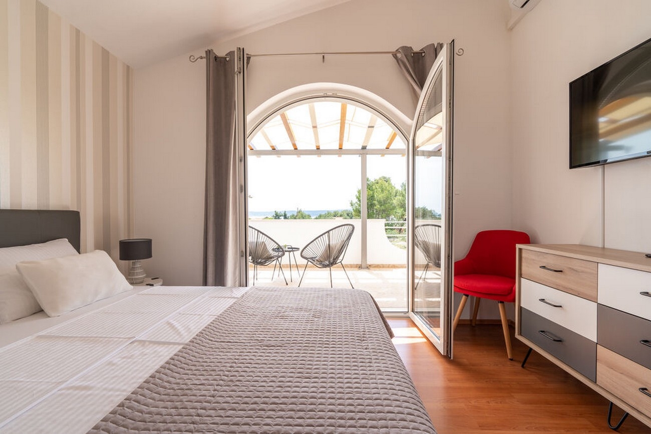 Four bedroom house with terrace and sea view Kaštel Novi, Kaštela  K