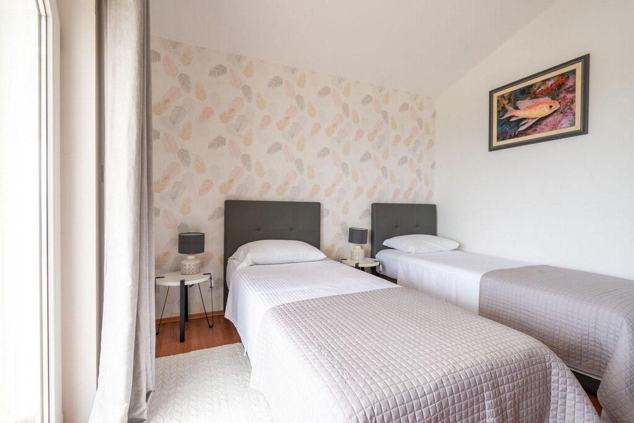 Four bedroom house with terrace and sea view Kaštel Novi, Kaštela  K