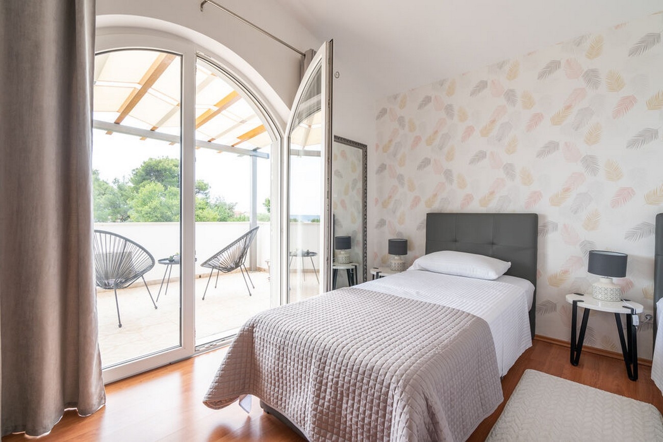 Four bedroom house with terrace and sea view Kaštel Novi, Kaštela  K
