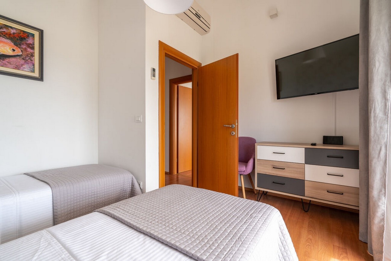 Four bedroom house with terrace and sea view Kaštel Novi, Kaštela  K