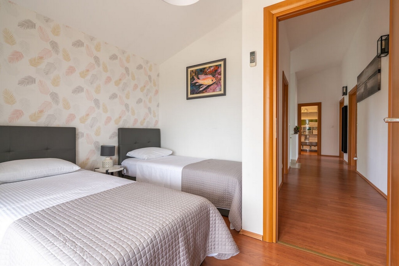 Four bedroom house with terrace and sea view Kaštel Novi, Kaštela  K