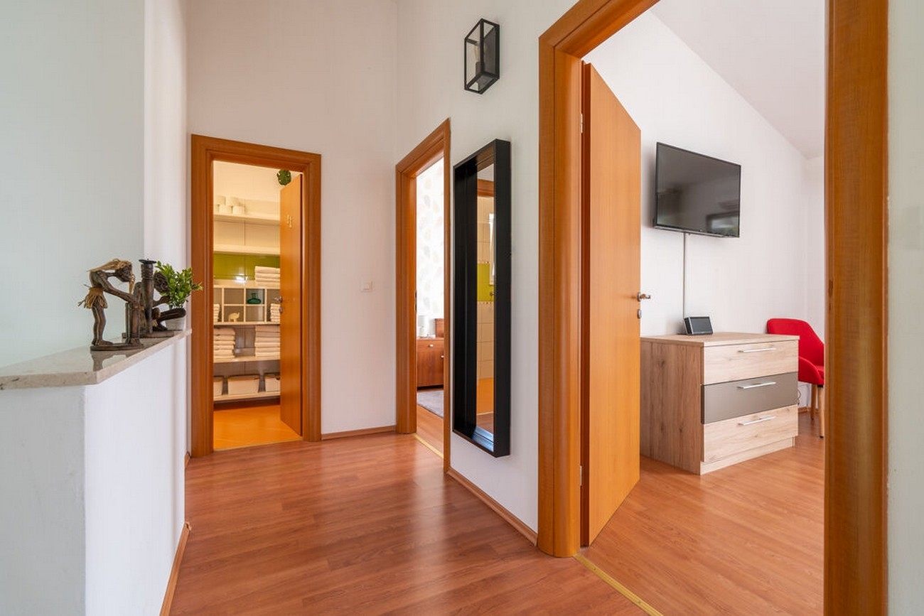 Four bedroom house with terrace and sea view Kaštel Novi, Kaštela  K