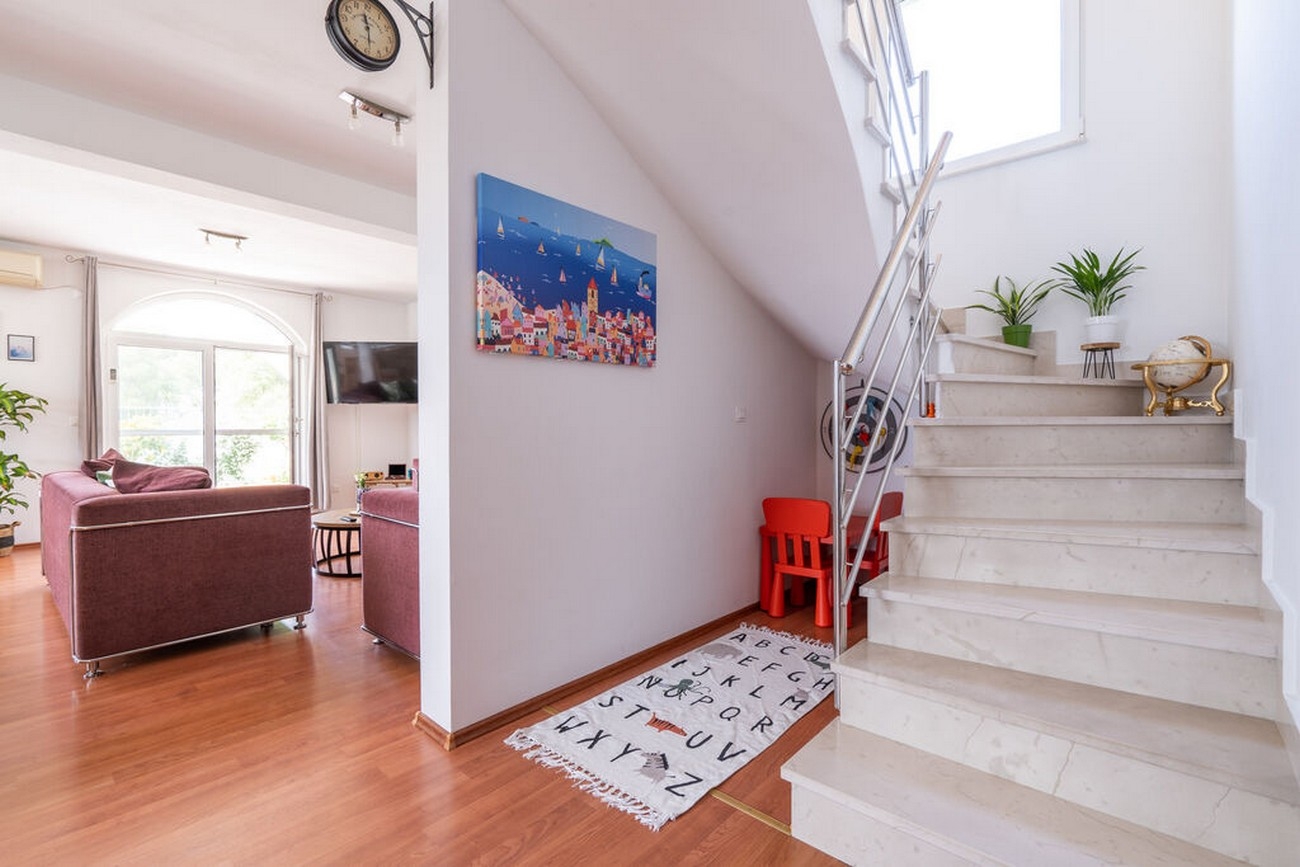 Four bedroom house with terrace and sea view Kaštel Novi, Kaštela  K