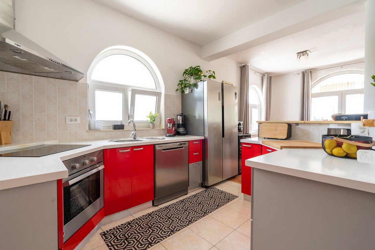 Four bedroom house with terrace and sea view Kaštel Novi, Kaštela  K