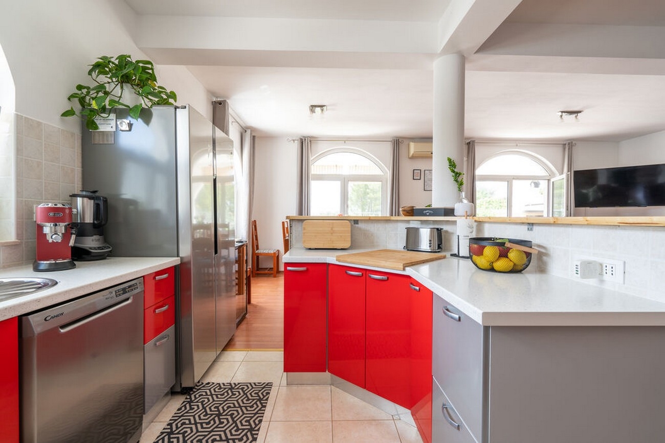 Four bedroom house with terrace and sea view Kaštel Novi, Kaštela  K