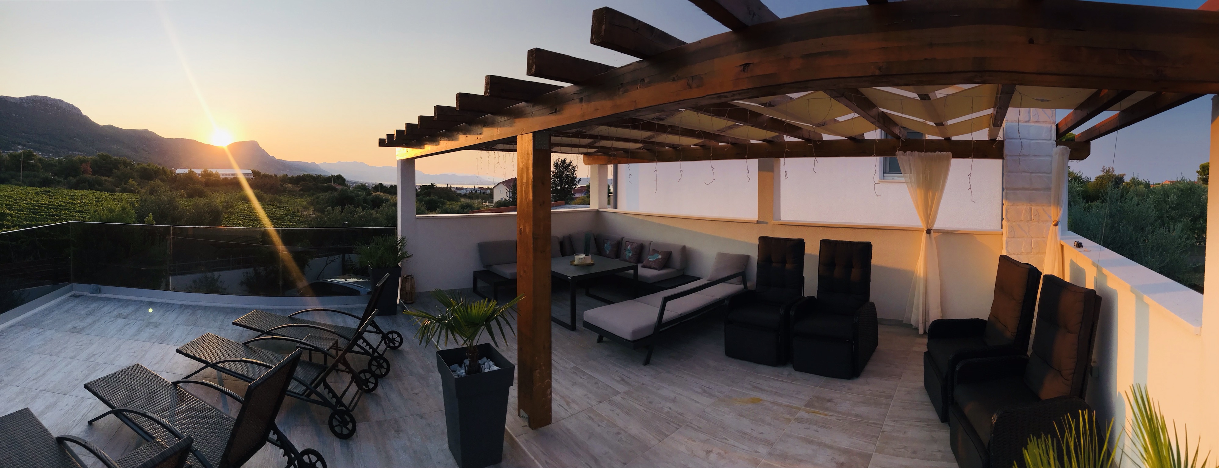 Four bedroom house with terrace and sea view Kaštel Novi, Kaštela  K