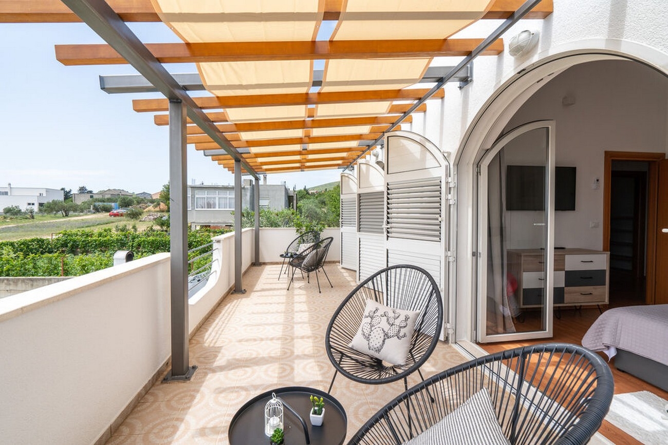 Four bedroom house with terrace and sea view Kaštel Novi, Kaštela  K