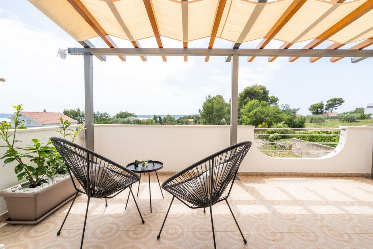 Four bedroom house with terrace and sea view Kaštel Novi, Kaštela  K