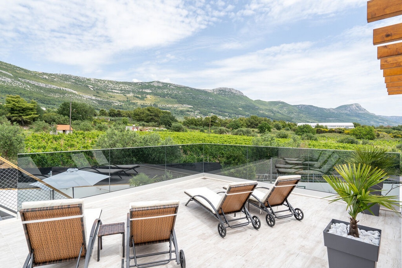 Četverosobna kuća s terasom i pogledom na more Kaštel Novi, Kaštela  K
