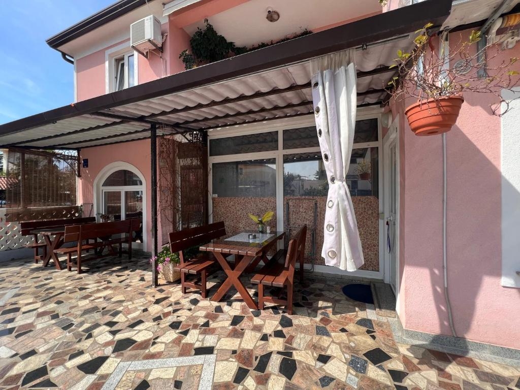 One bedroom apartment with terrace Novigrad (A-19130-a)