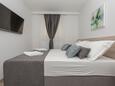 Spavaća soba Makarska, Spavaća soba u smještaju tipa apartment, kućni ljubimci dozvoljeni i WiFi.