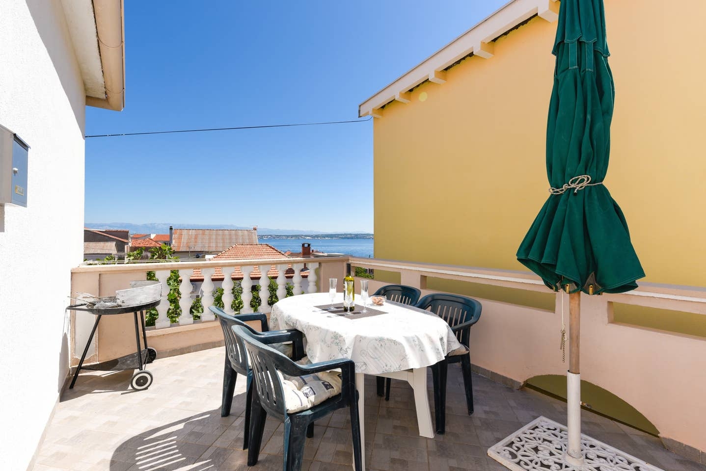Two bedroom apartment with terrace and sea view Kali, Ugljan  A-a