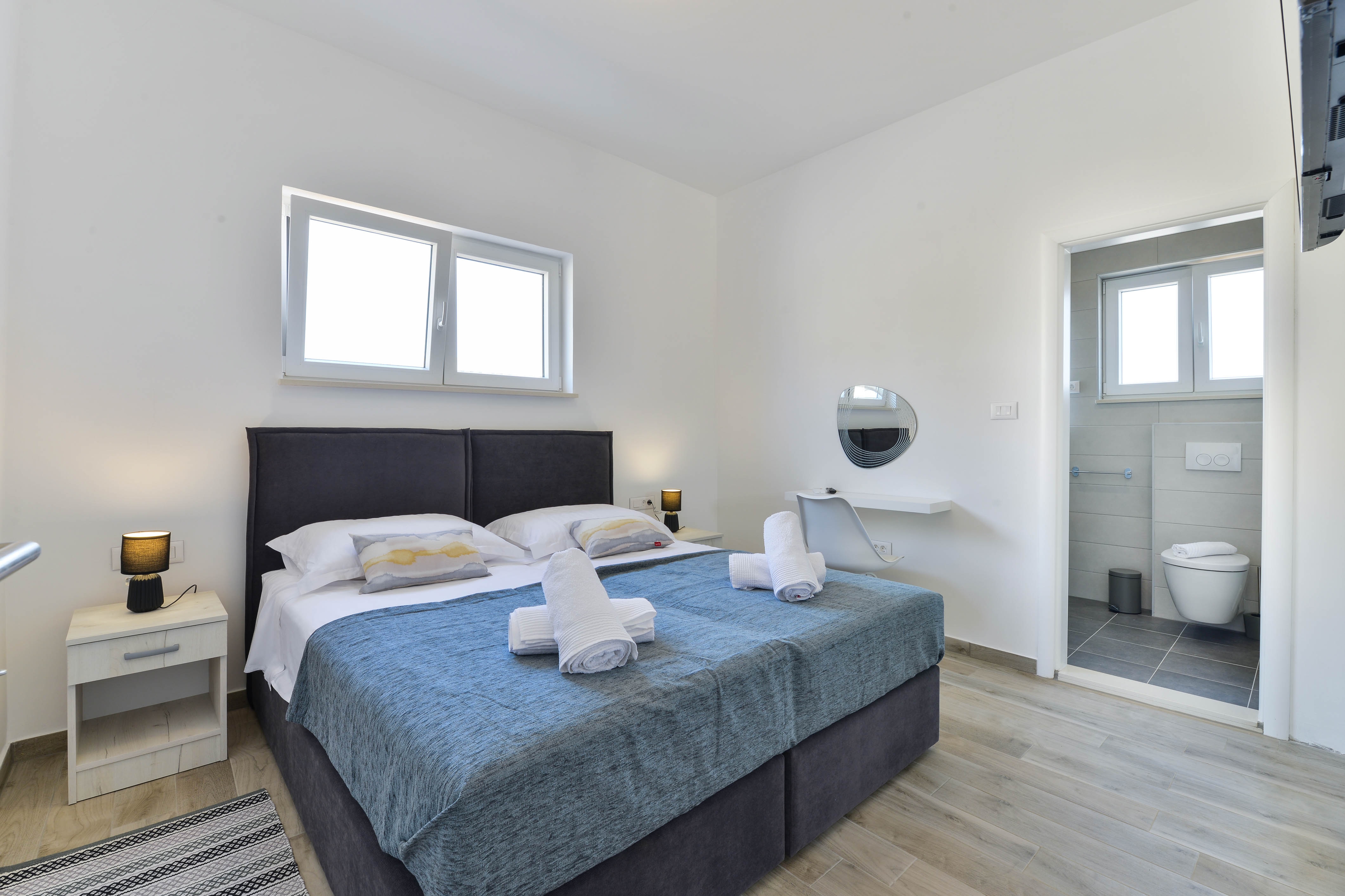 Four bedroom house with terrace Vrsi - Mulo, Zadar  K