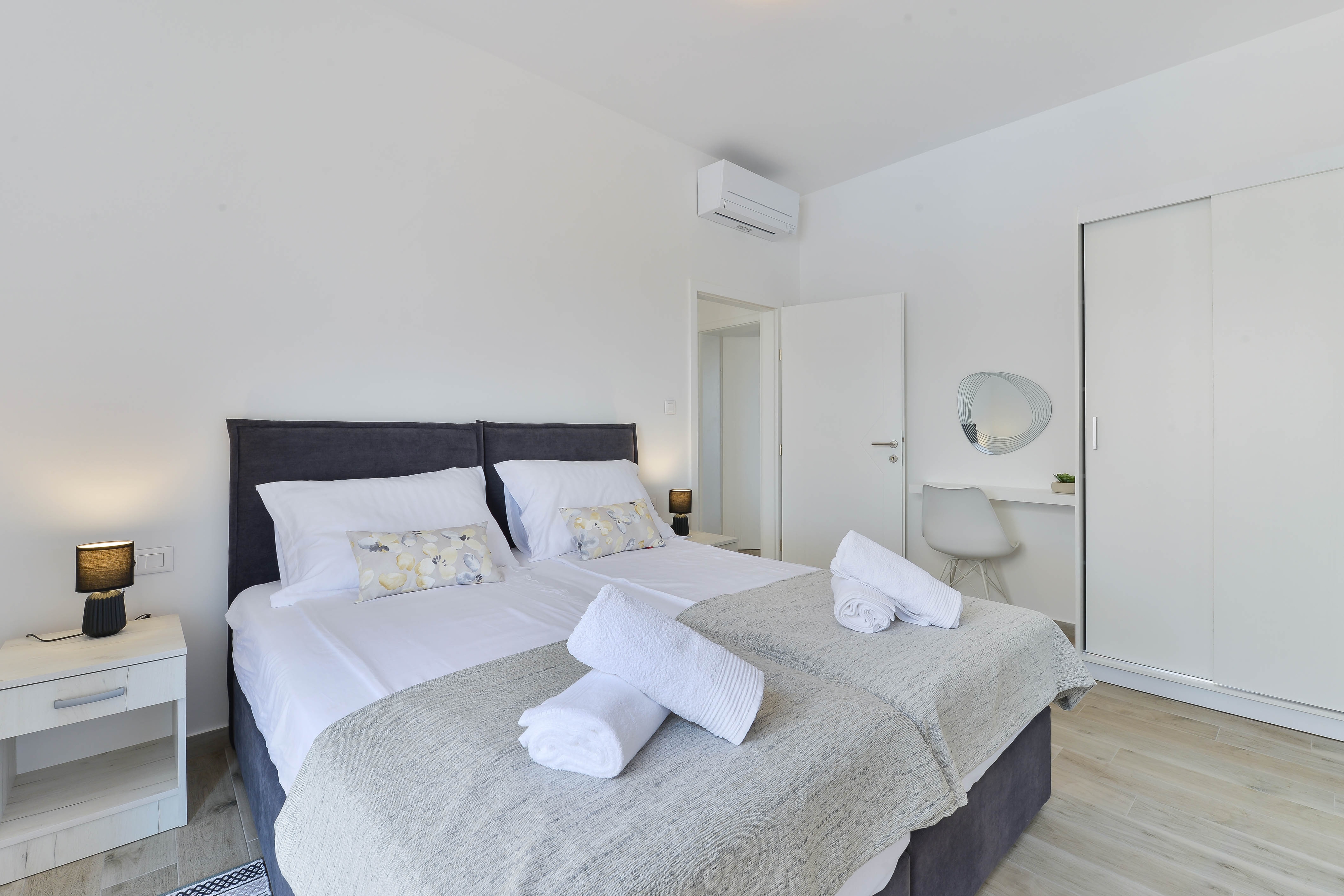 Four bedroom house with terrace Vrsi - Mulo, Zadar  K