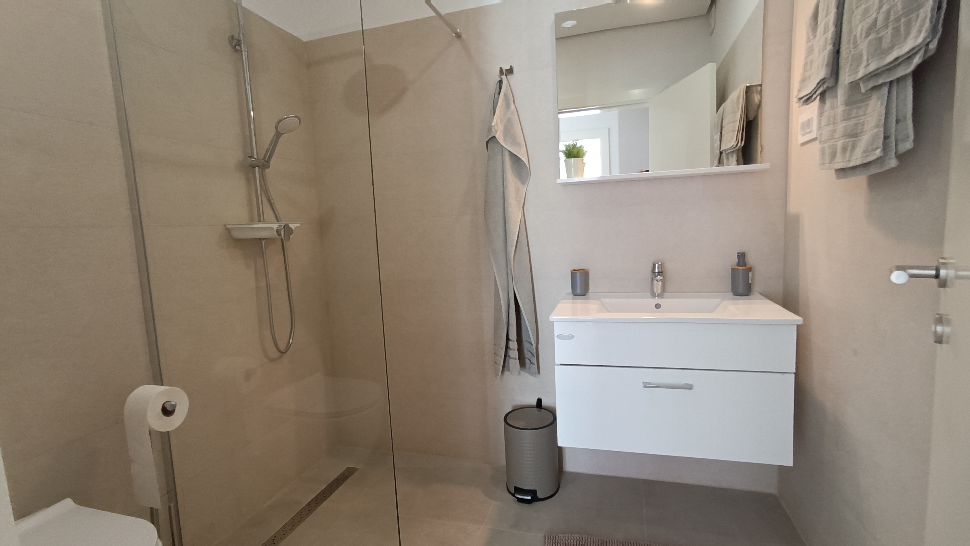 Four bedroom apartment near beach Medići, Omiš  A-a