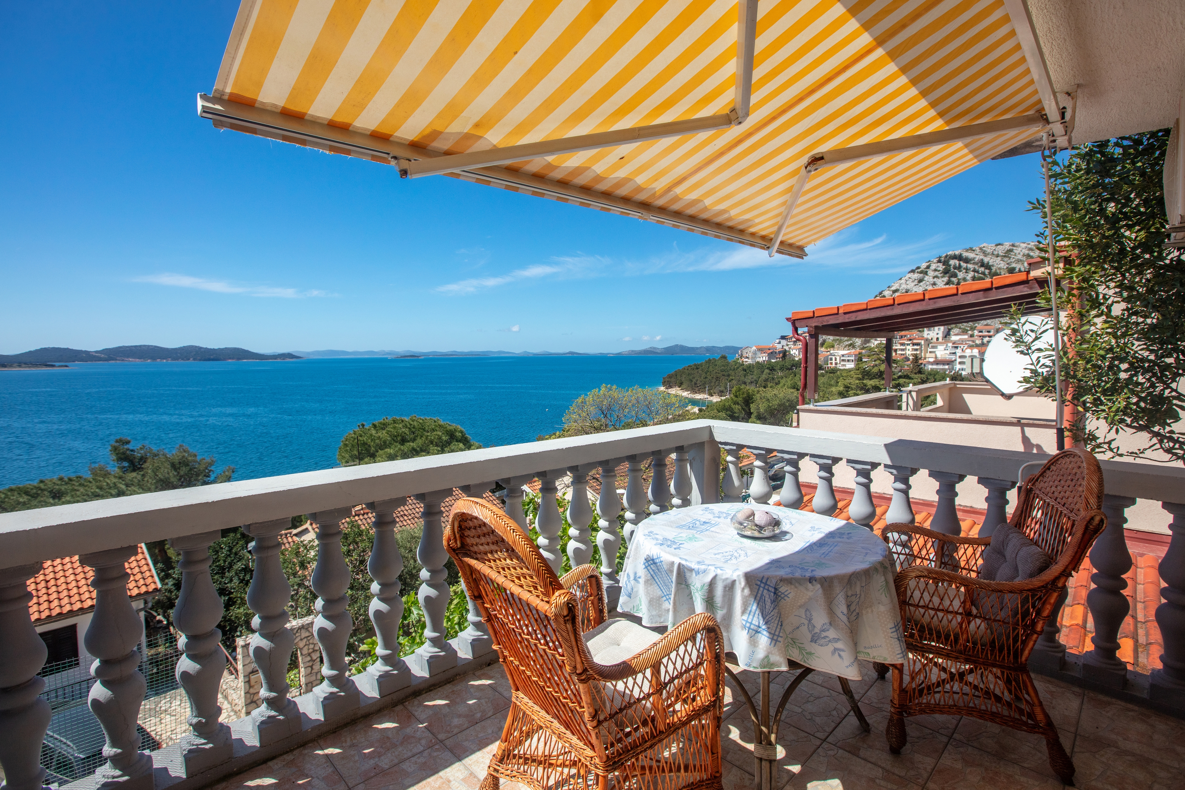 One bedroom apartment with terrace and sea view Drage, Biograd  A-b