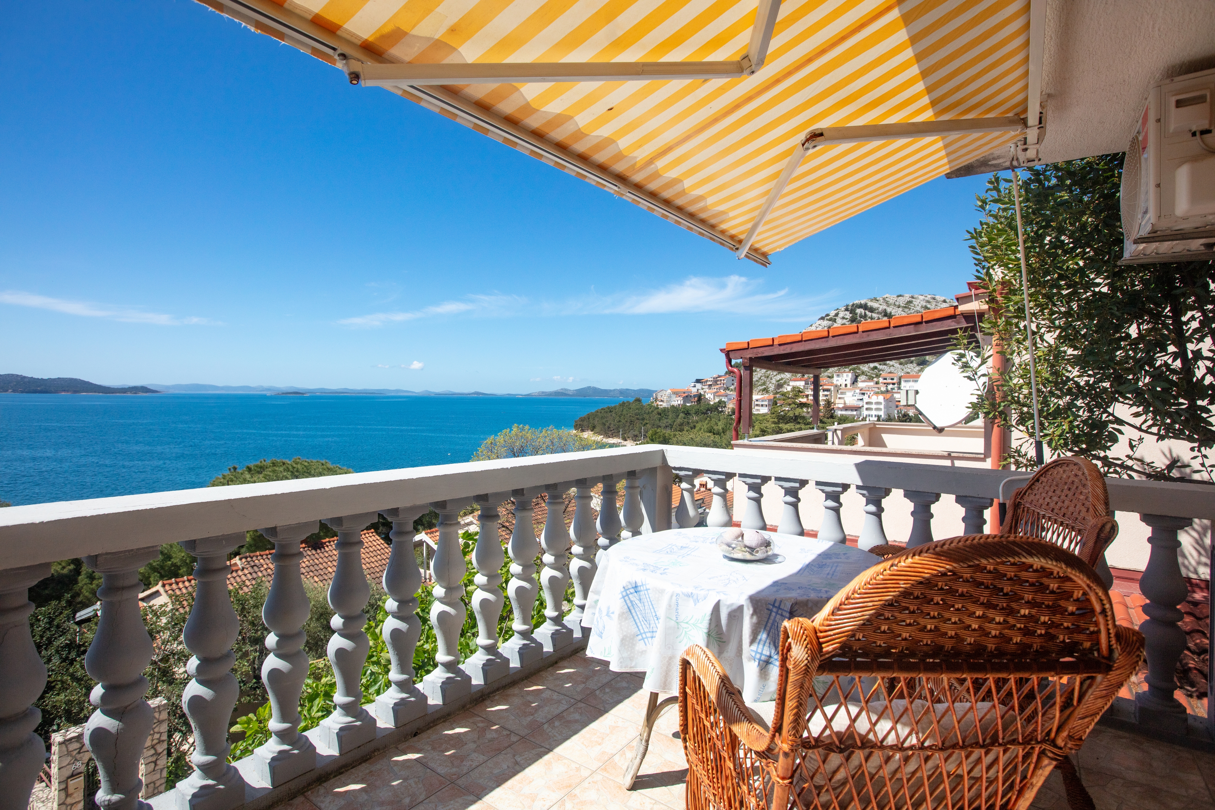One bedroom apartment with terrace and sea view Drage, Biograd  A-b