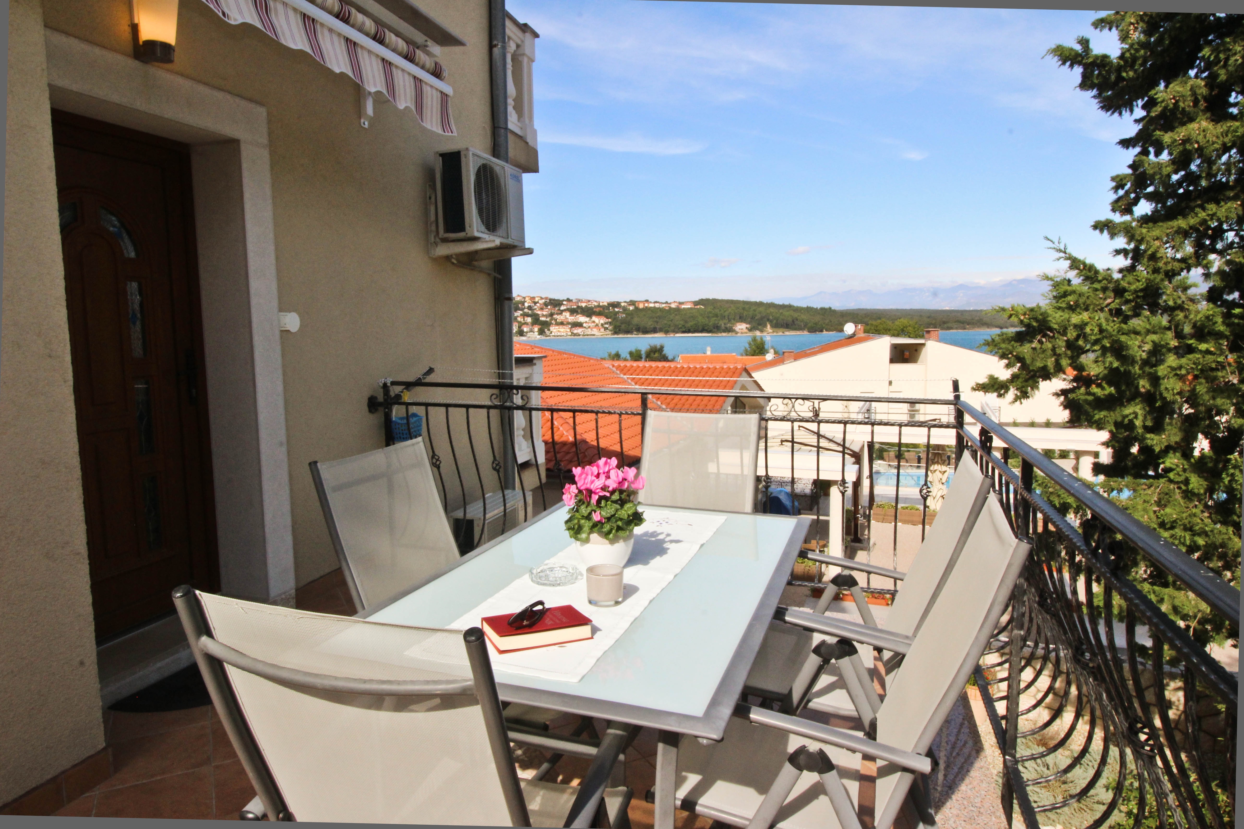 Three bedroom apartment with balcony and sea view Soline, Krk  A-b