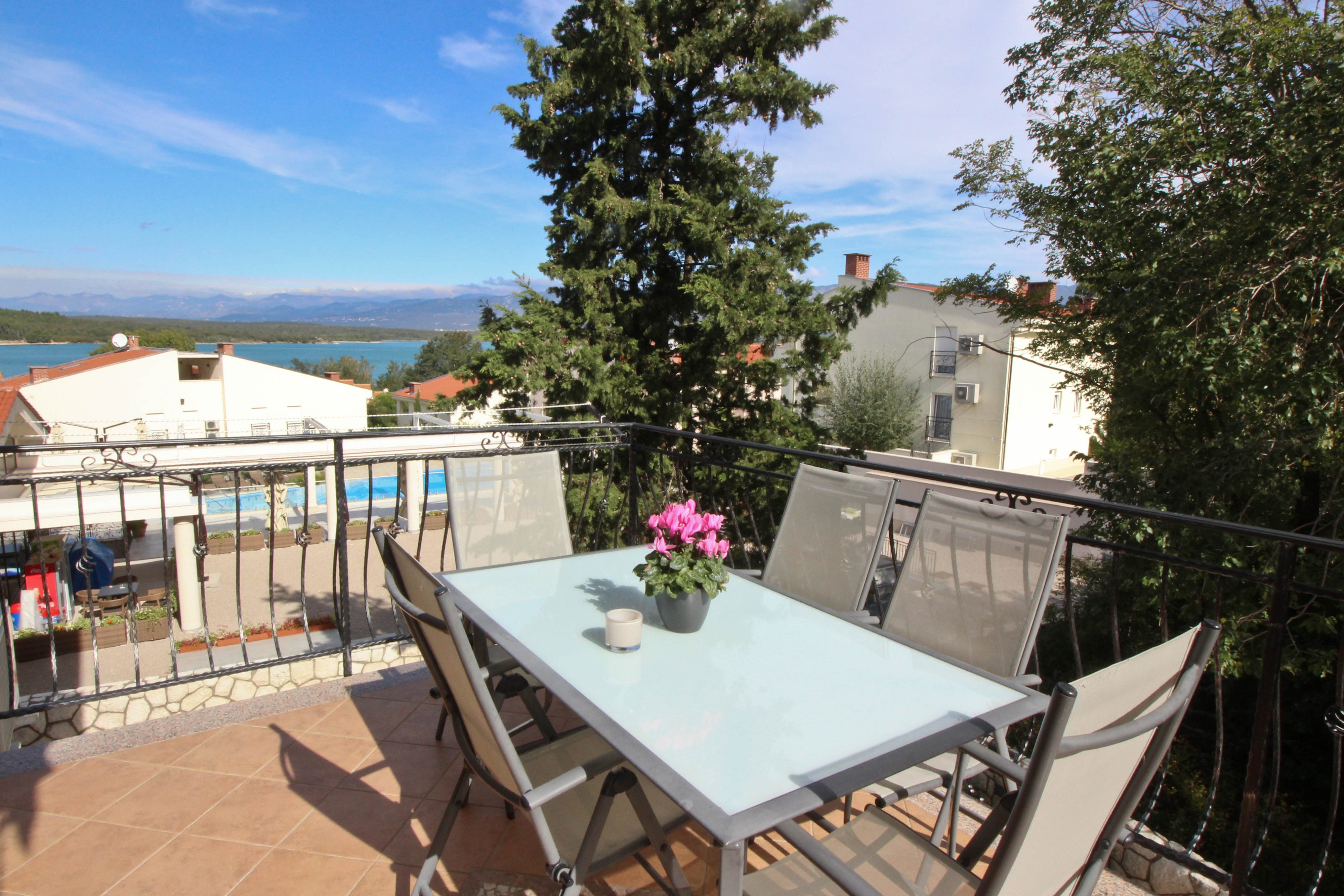 Three bedroom apartment with balcony and sea view Soline, Krk  A-b