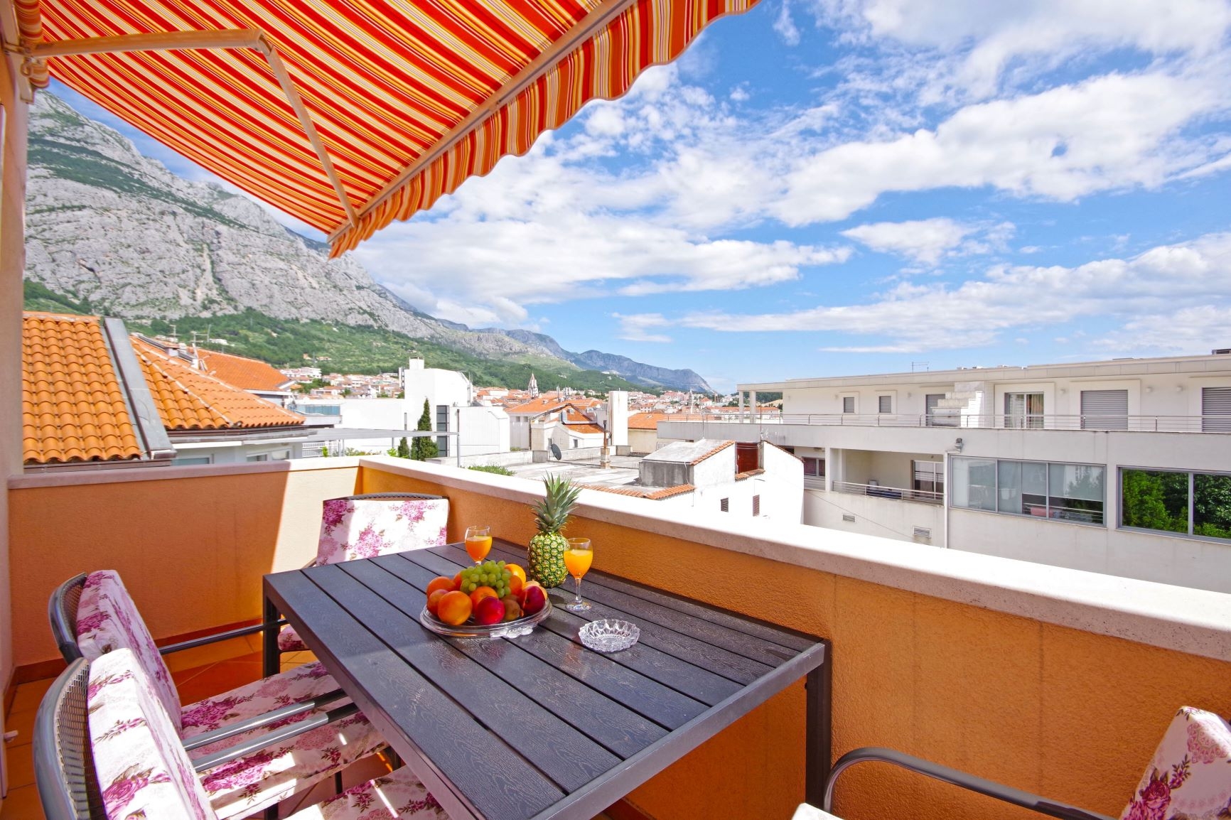 Two bedroom apartment with balcony Makarska  A-a