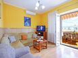 Makarska, Sala de estar in the apartment, air condition available, (pet friendly) y WiFi.