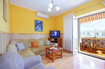 Makarska, Sala de estar in the apartment, air condition available, (pet friendly) y WiFi.