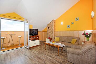 Makarska, Salon dans l’hébergement en type apartment, climatisation disponible, animaux acceptés et WiFi.