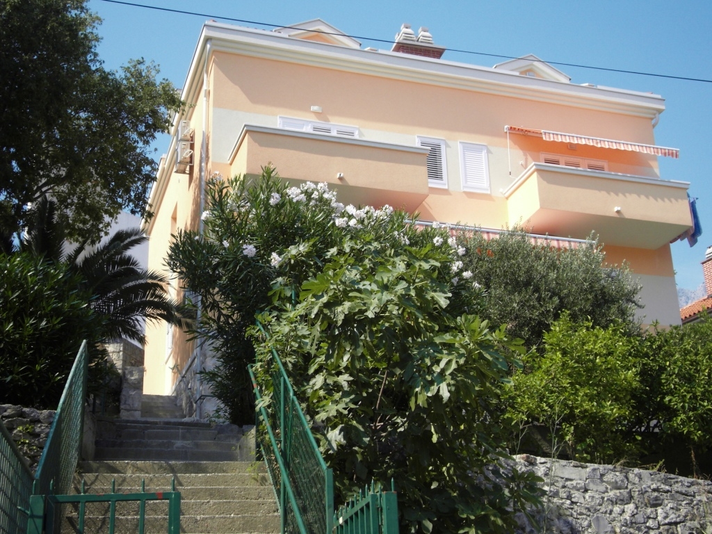 One bedroom apartment with balcony and sea view Makarska (A-19202-b)