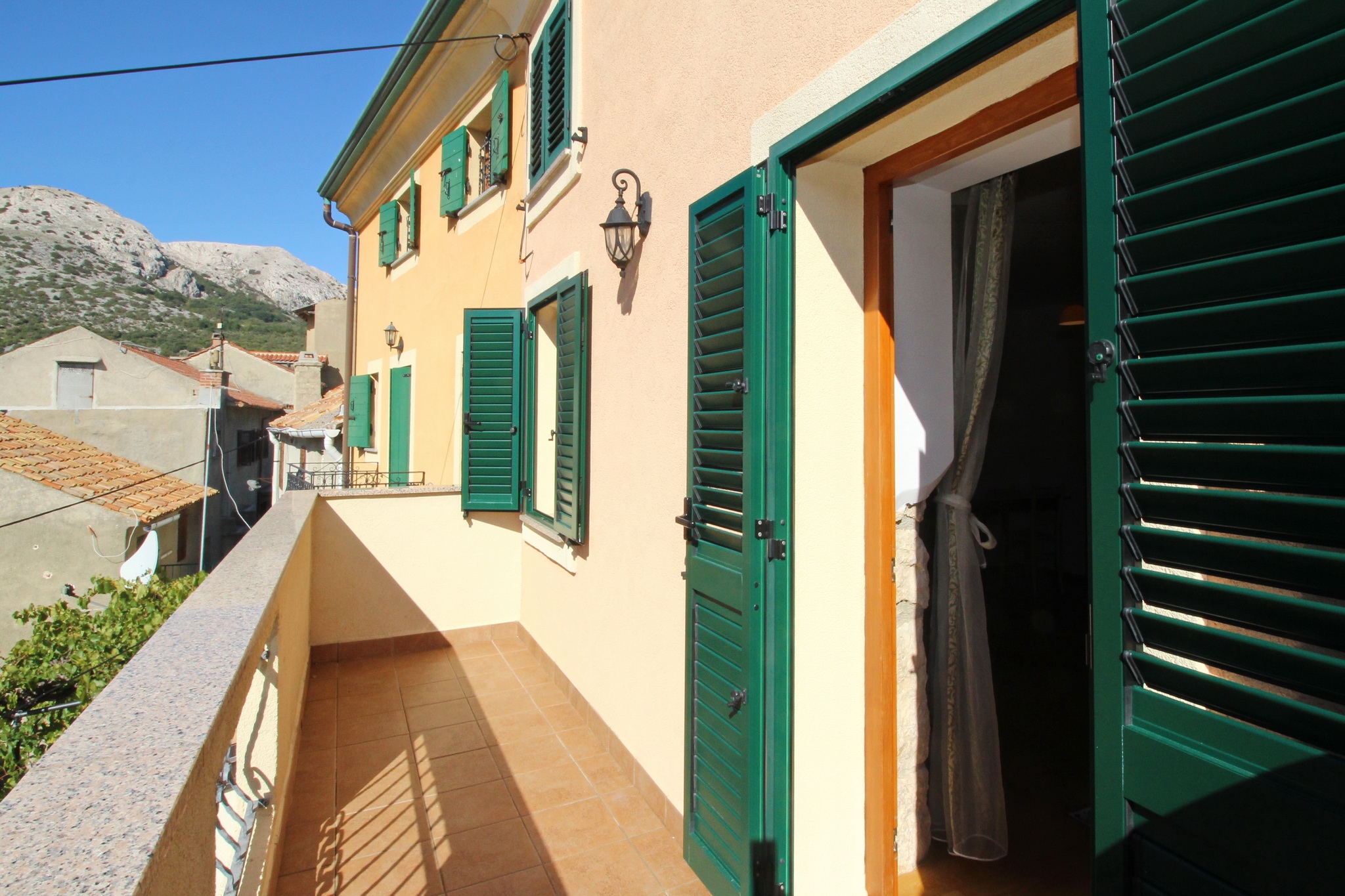 Comfortable and spacious house with terrace Draga Bašćanska, Krk  K