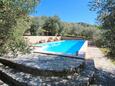 Draga Bašćanska, Krk, Tuin 19204 - Vakantiehuis with pebble beach.