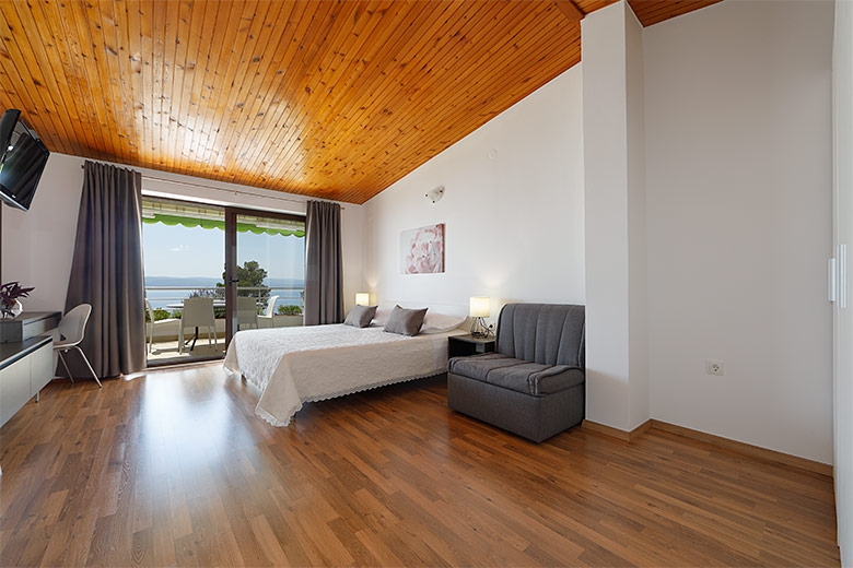 Three bedroom apartment with terrace and sea view Brela, Makarska  A-c