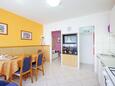 Makarska, Eetkamer in the apartment, (pet friendly) en WiFi.