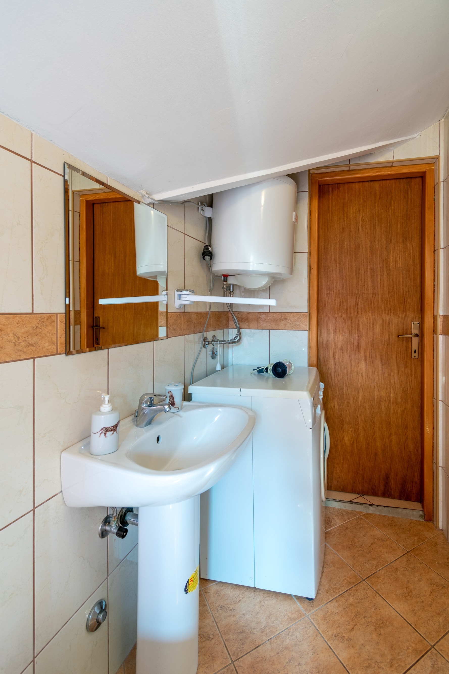 Two bedroom apartment with terrace Ugljan  A-a