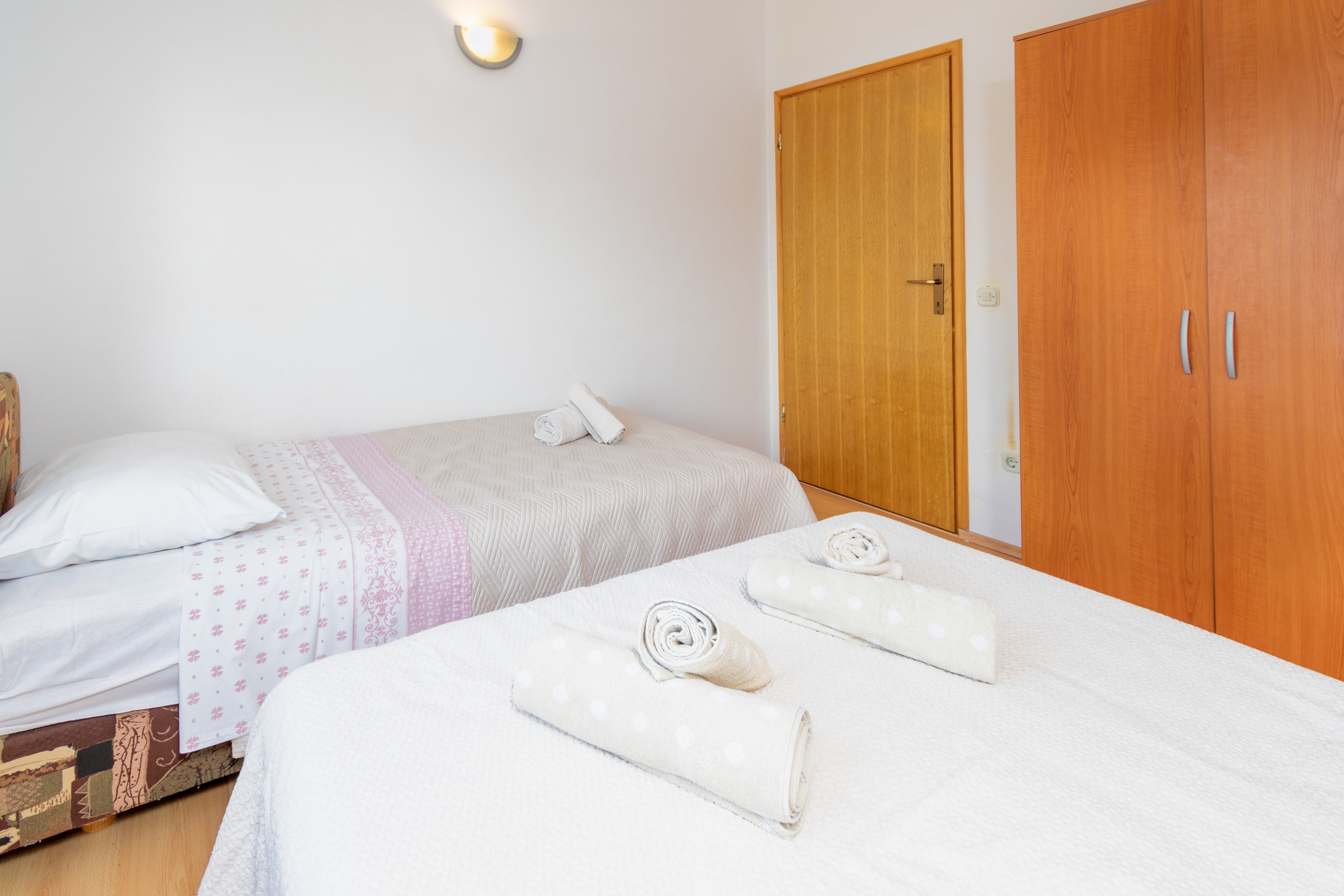 Two bedroom apartment with terrace Ugljan  A-a