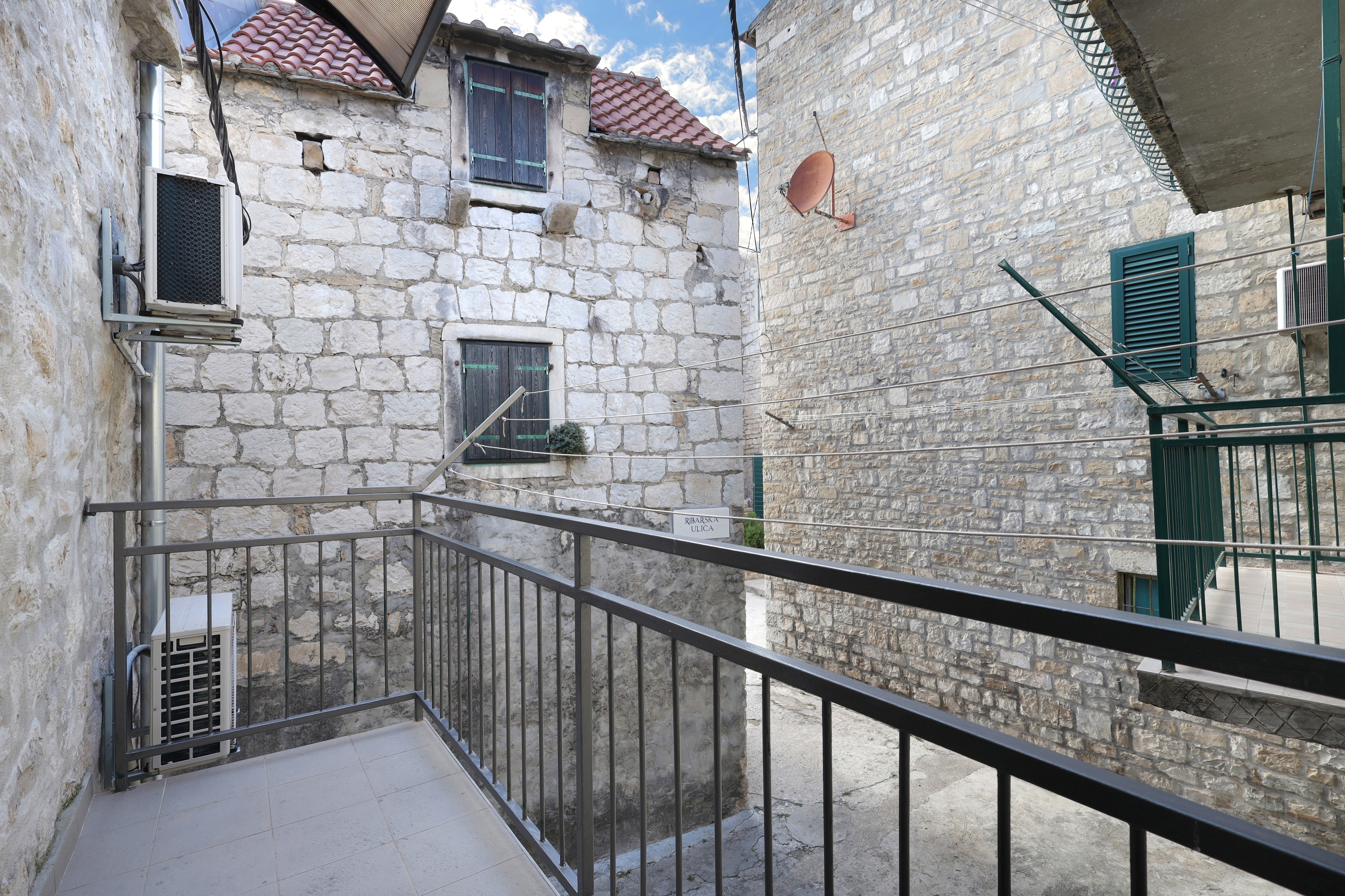 Three bedroom house with terrace and sea view Kaštel Sućurac, Kaštela  K