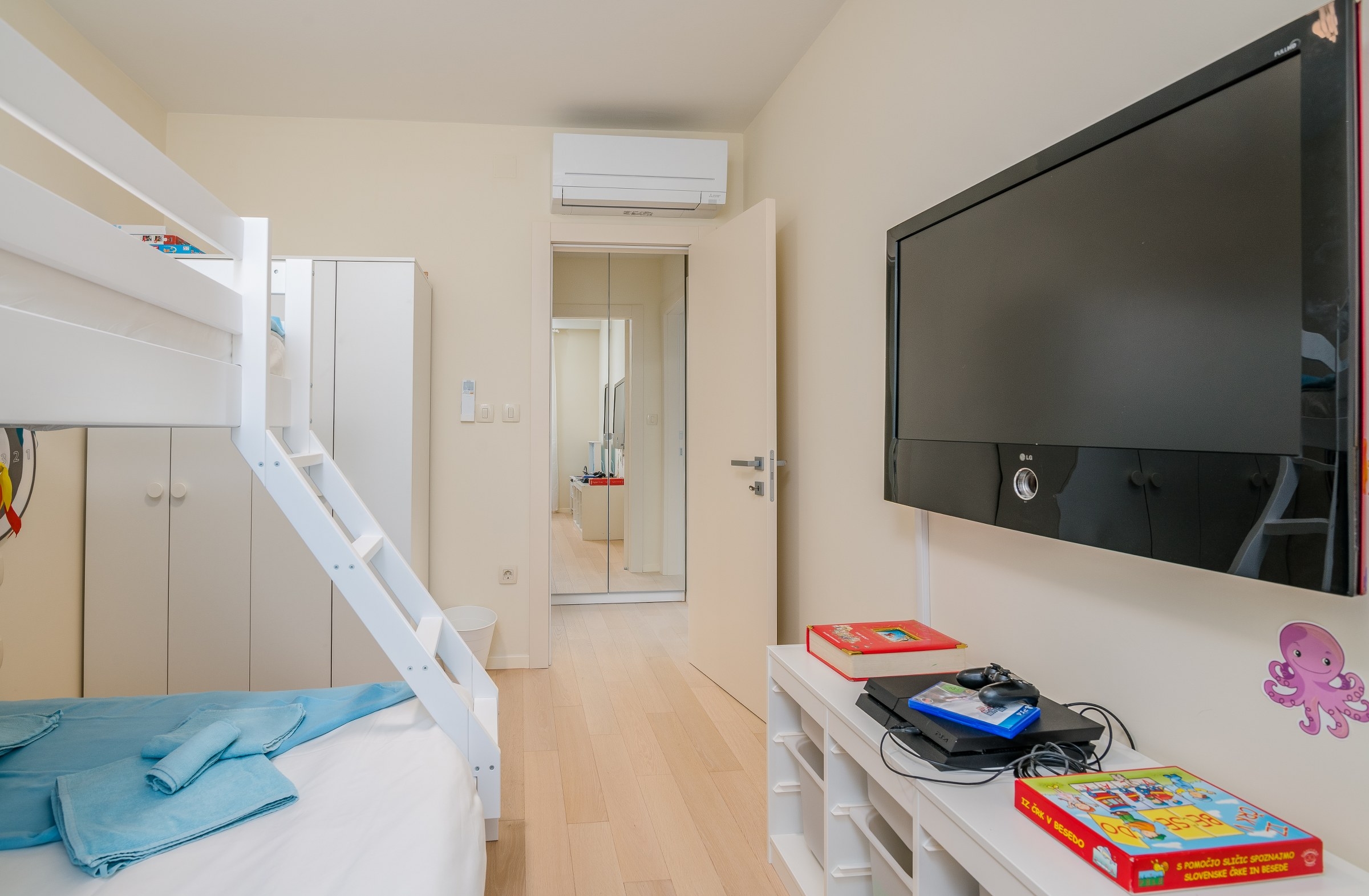 Three bedroom apartment with terrace and sea view Vantačići, Krk  A-a