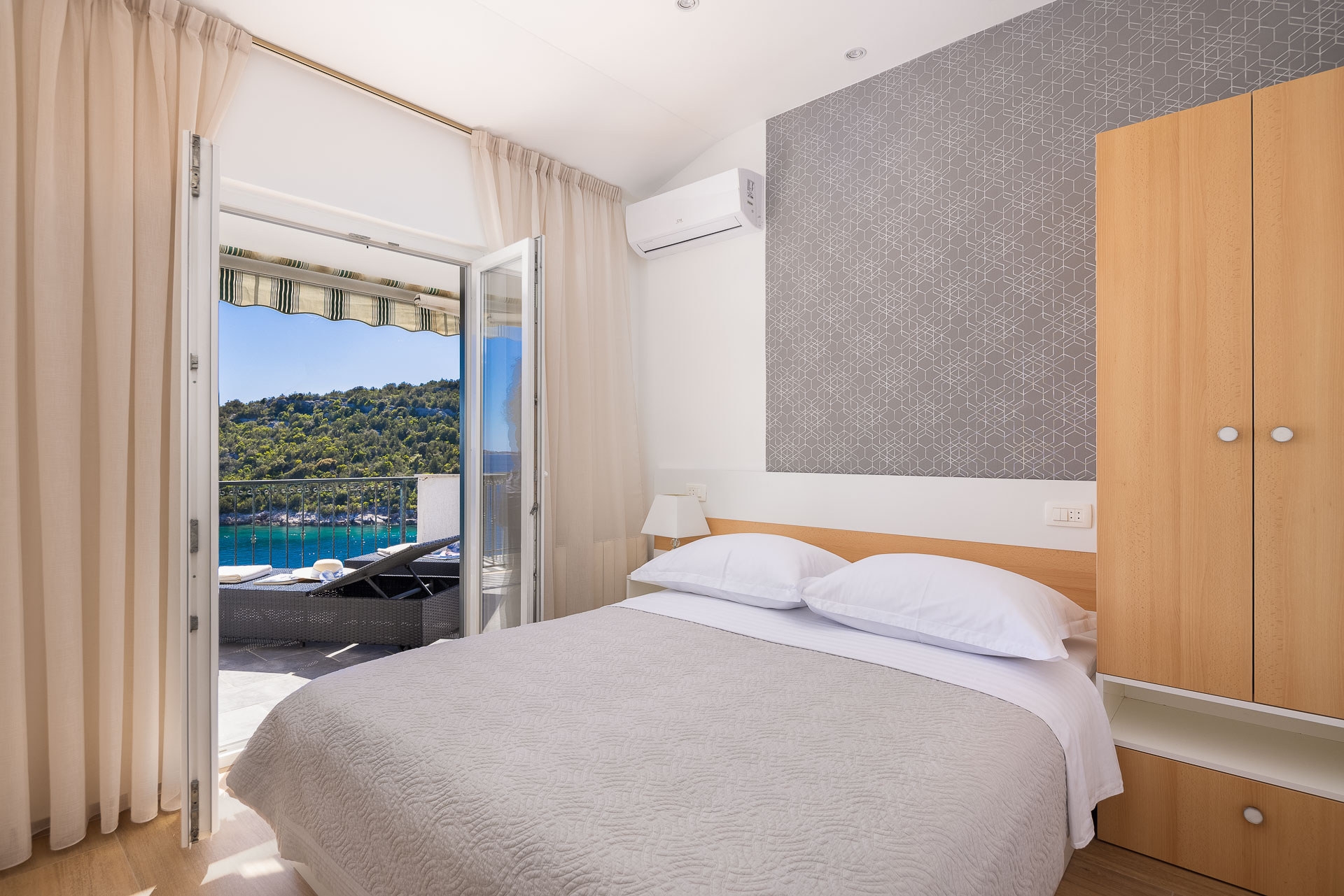 Comfortable and spacious house near beach Cove Ljubljeva, Trogir  K