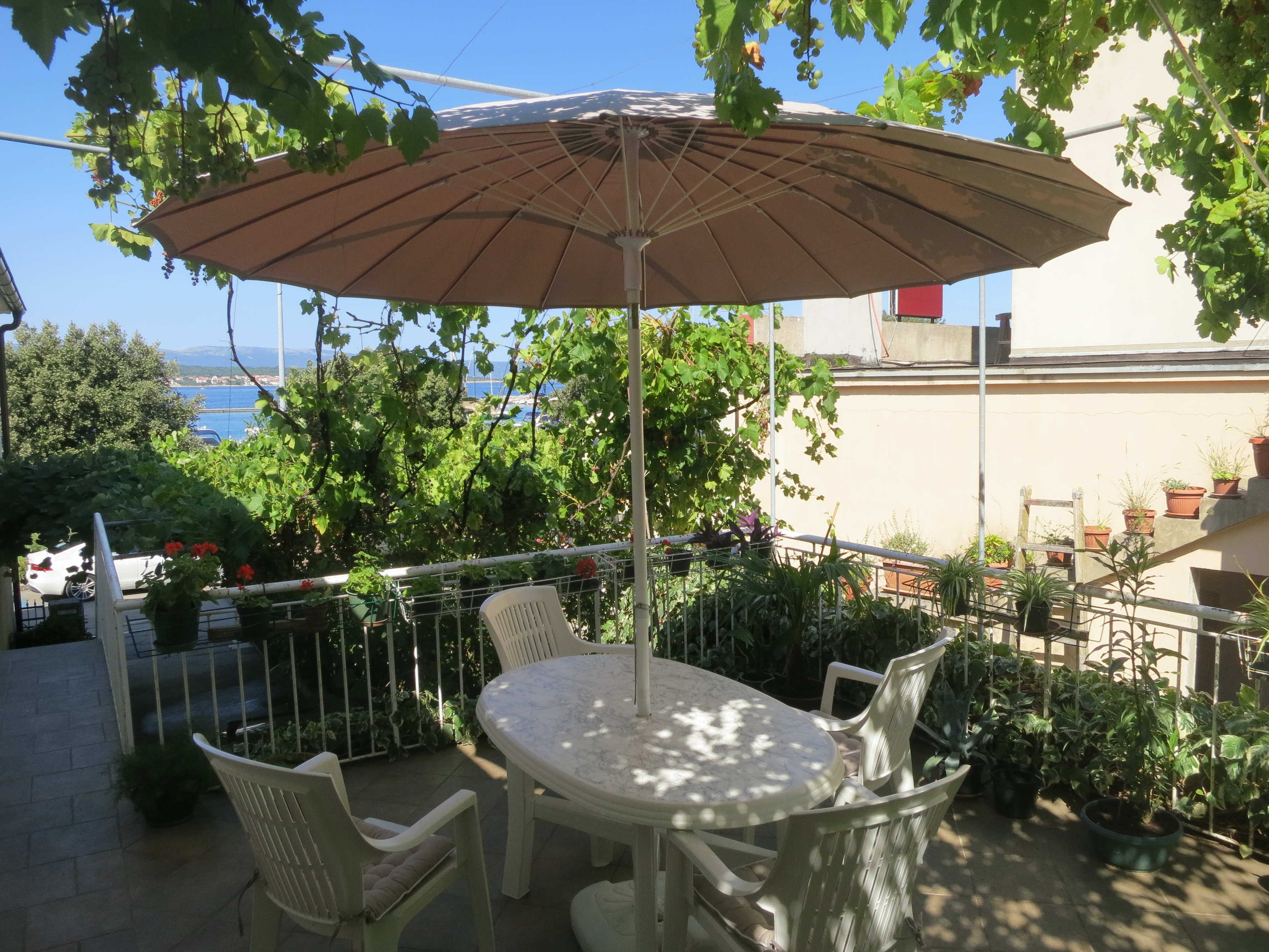 Two bedroom apartment with terrace and sea view Malinska, Krk  A-a