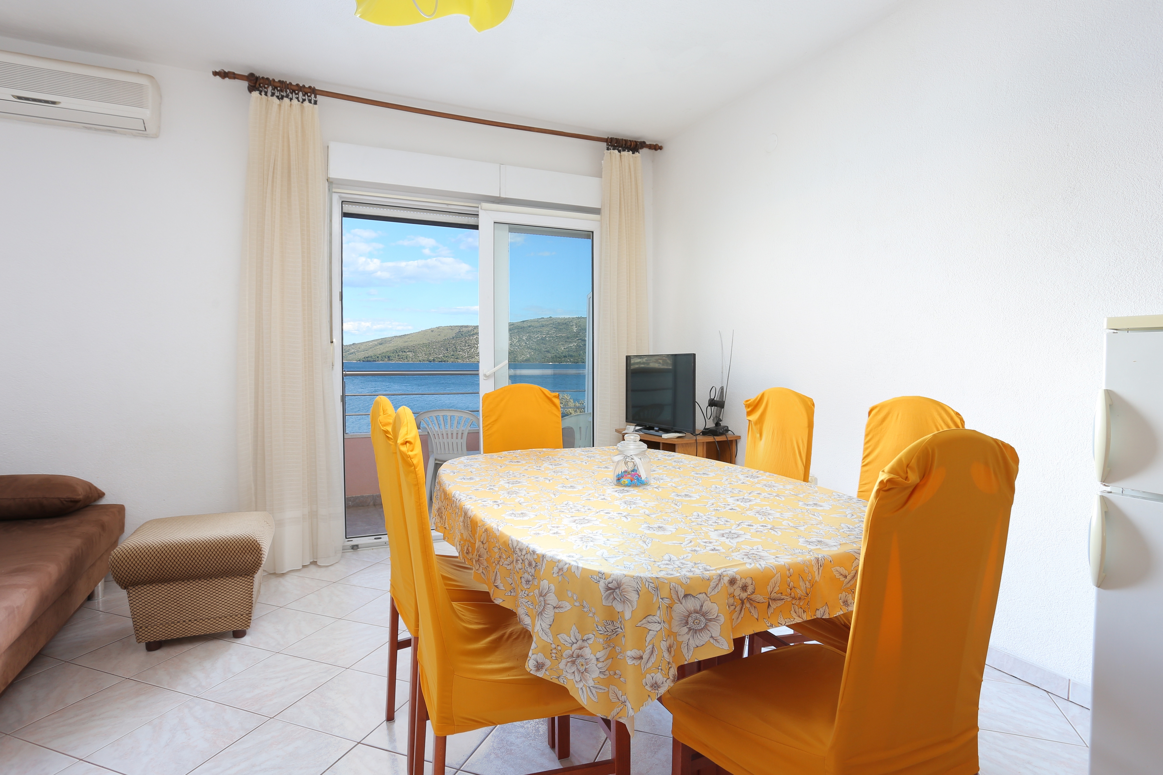 One bedroom apartment near beach Poljica, Trogir  A-b