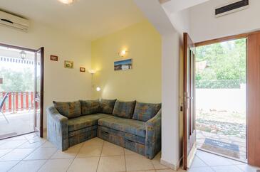 Gradina, Sala de estar in the house, air condition available y WiFi.