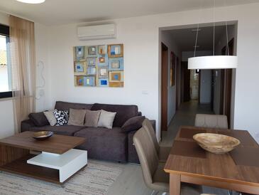 Sveti Filip i Jakov, Living room in the apartment, air condition available and WiFi.