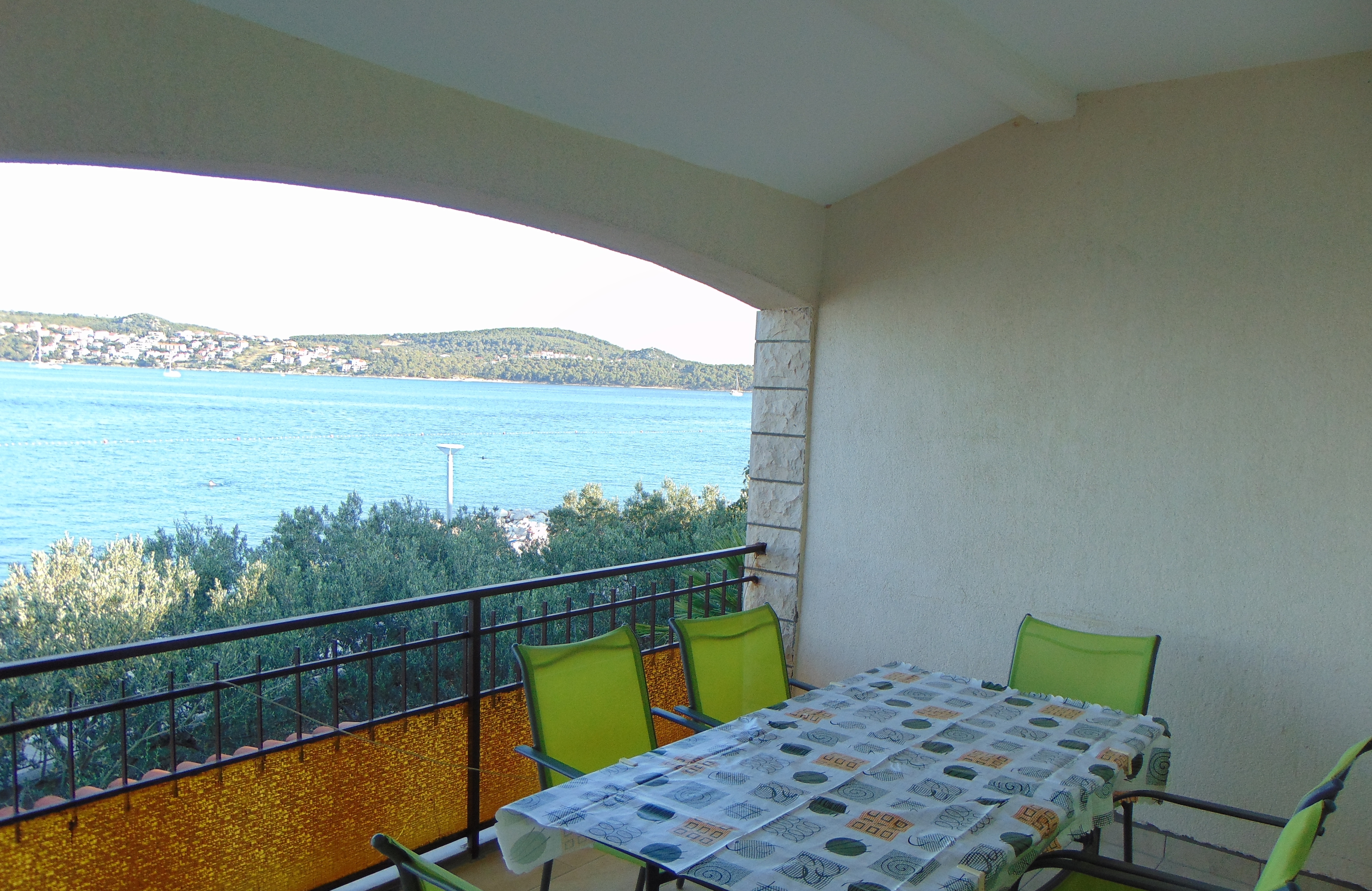 Three bedroom apartment near beach Seget Donji, Trogir  A-a
