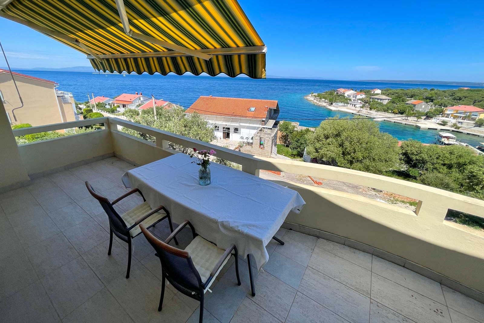 One bedroom apartment with terrace and sea view Lun, Pag  A-b