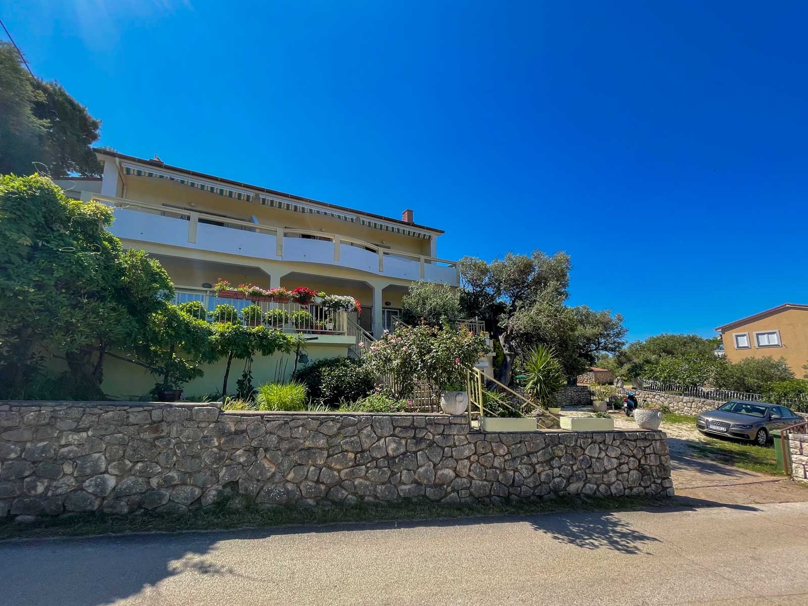 Jednosobni apartman s terasom i pogledom na more Lun, Pag  A-a